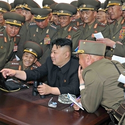 김정은 북한  컴퓨터 이거 보라우 군대 군인 북조선