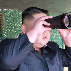 김정은 북한 망원경 보는 모습 쌍안경