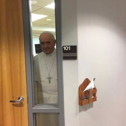 교황 지켜보고있다 문뒤 시선 눈빛 본다 지켜본다 지켜보다