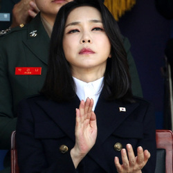 김건희 표정 박수 행사 국군의날 거만 치켜뜬눈